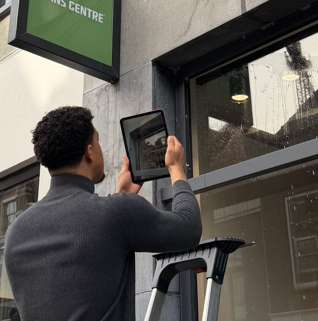 FaceForYou voert een kwaliteitscontrole van de glasbewassing uit op locatie
